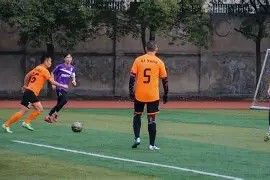 易游体育平台-足球赛场如火如荼，球员们为荣誉拼尽全力(足球队员比赛)