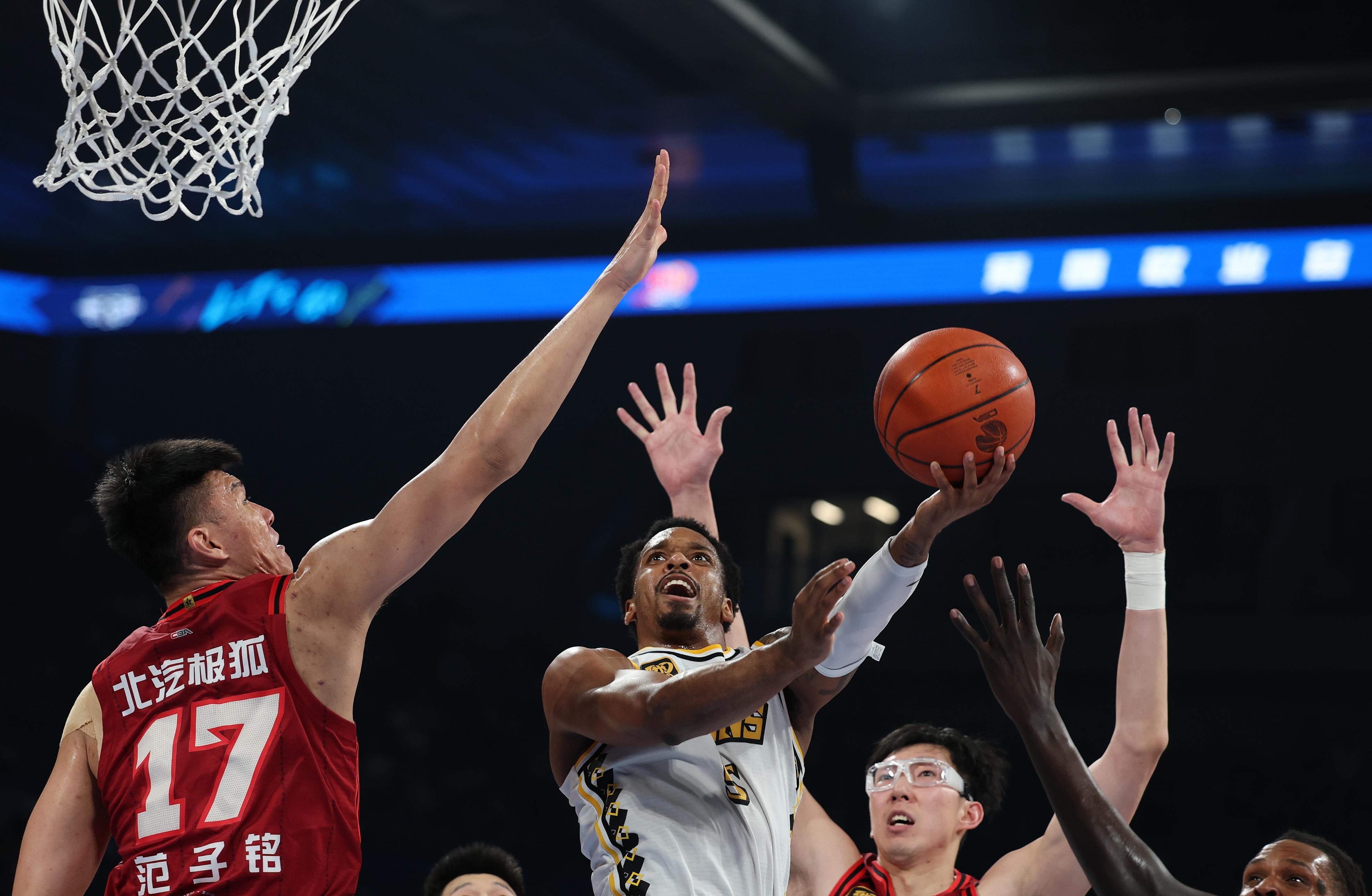 关于双方球队的实力均衡，这场比赛将成为本赛季的一大看点的信息