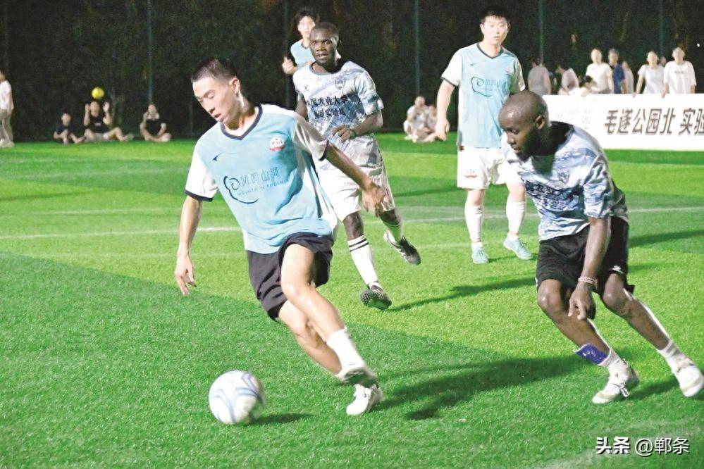 包含精彩纷呈:国际足球盛事揭开帷幕,球员们备战中的词条 包含精彩纷呈:国际足球盛事揭开帷幕,球员们备战中的词条