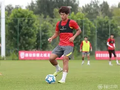 足球荣耀之战,双方球队奋力拼搏争夺最后胜利的简单介绍 足球荣耀之战,双方球队奋力拼搏争夺最后胜利的简单介绍