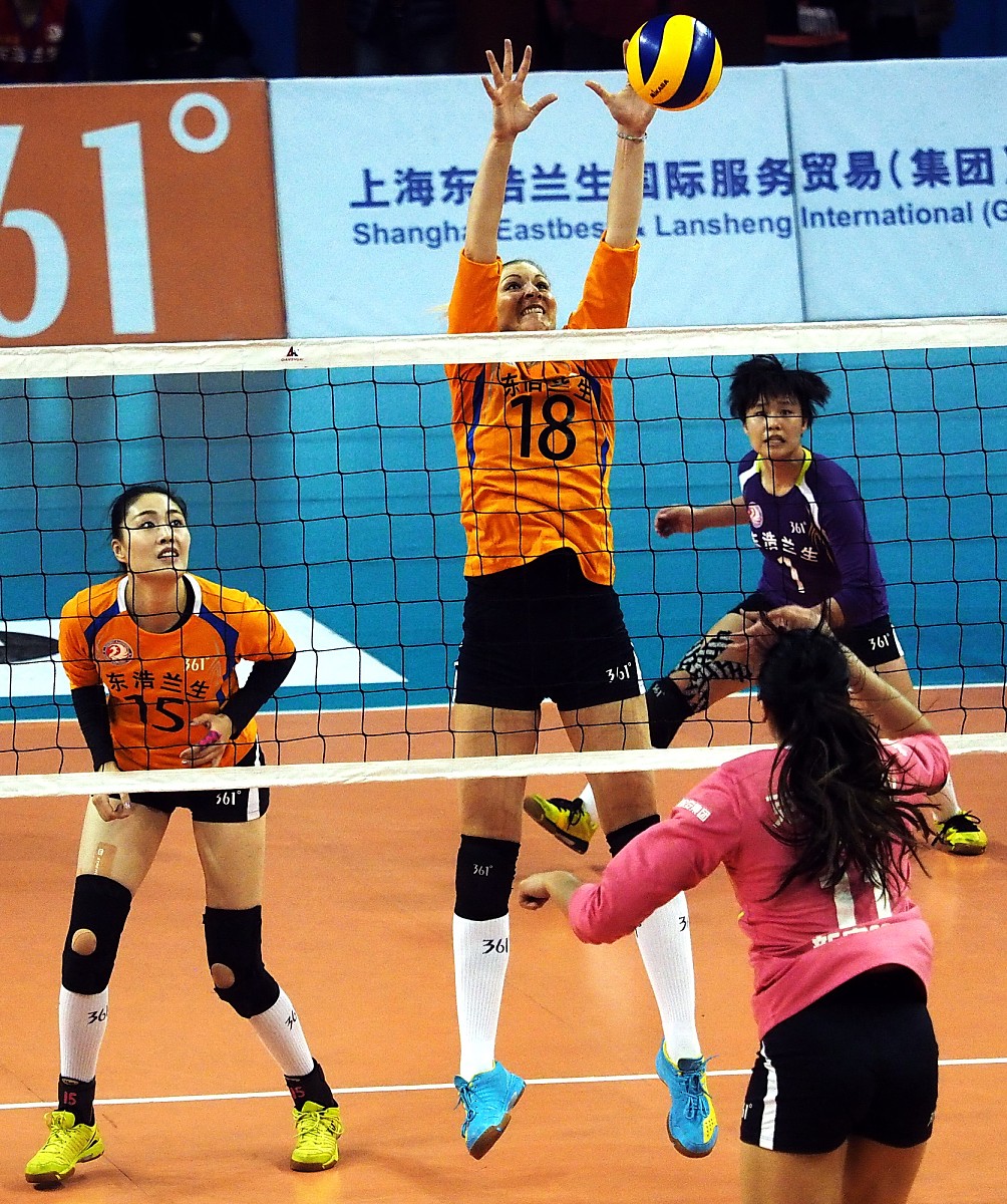 球队在比赛中坚守阵地,展现出色的实力英语