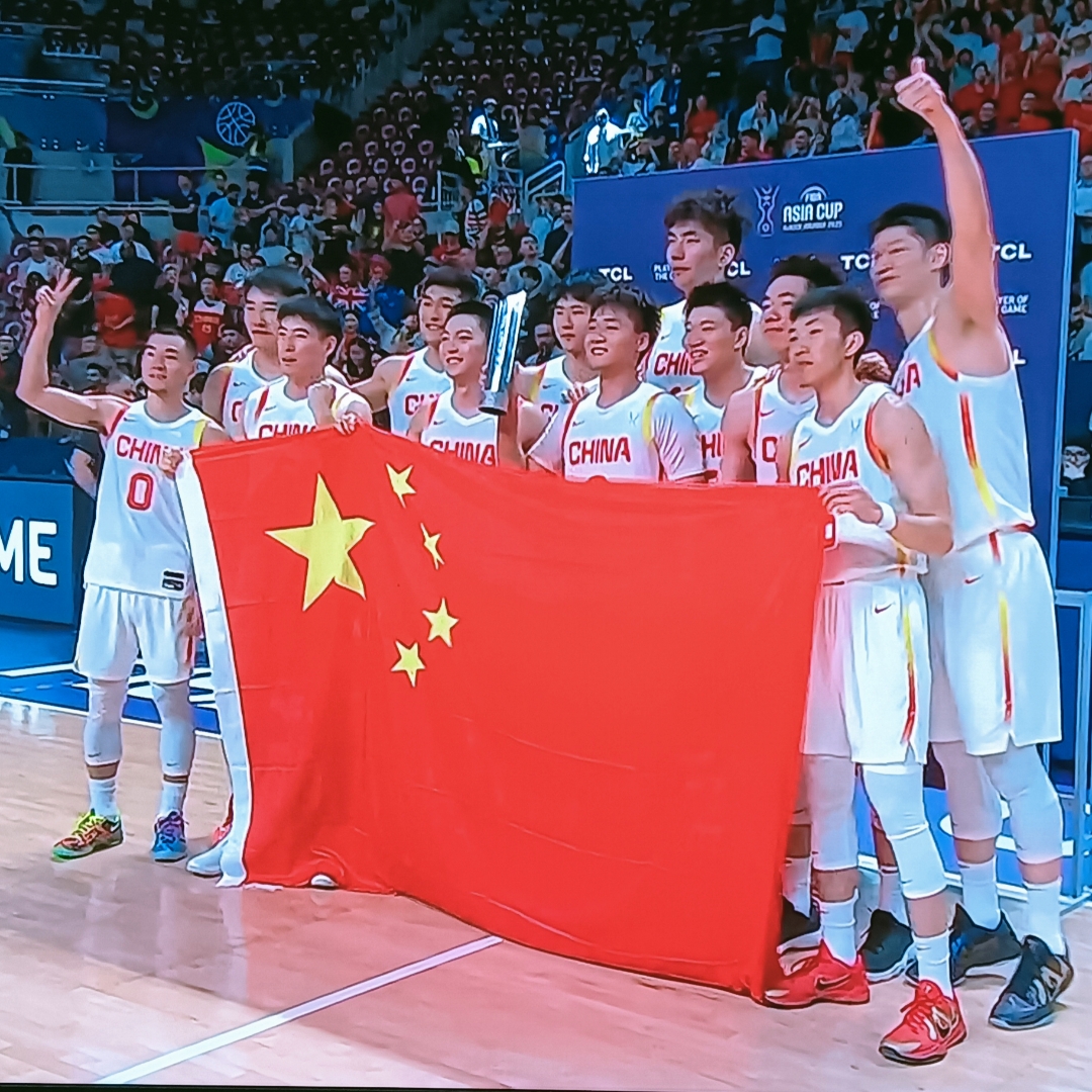 激情比赛燃烧全场，球员斗志昂扬